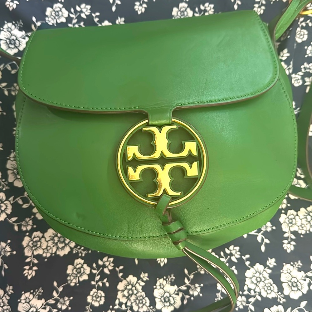 Like new . Cross body bag. Very nice. Open to serious buyers.